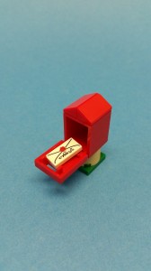 En mindre lyckad postlåda i en dito färg.
