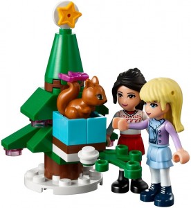Två minifigurer, en julgran och Piff eller Puff...