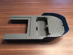 Skrovet är en av de största LEGO-bitar vi sett!