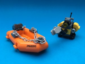 Dykarnas utrustning består av gummiflotte och undervattensrobot...